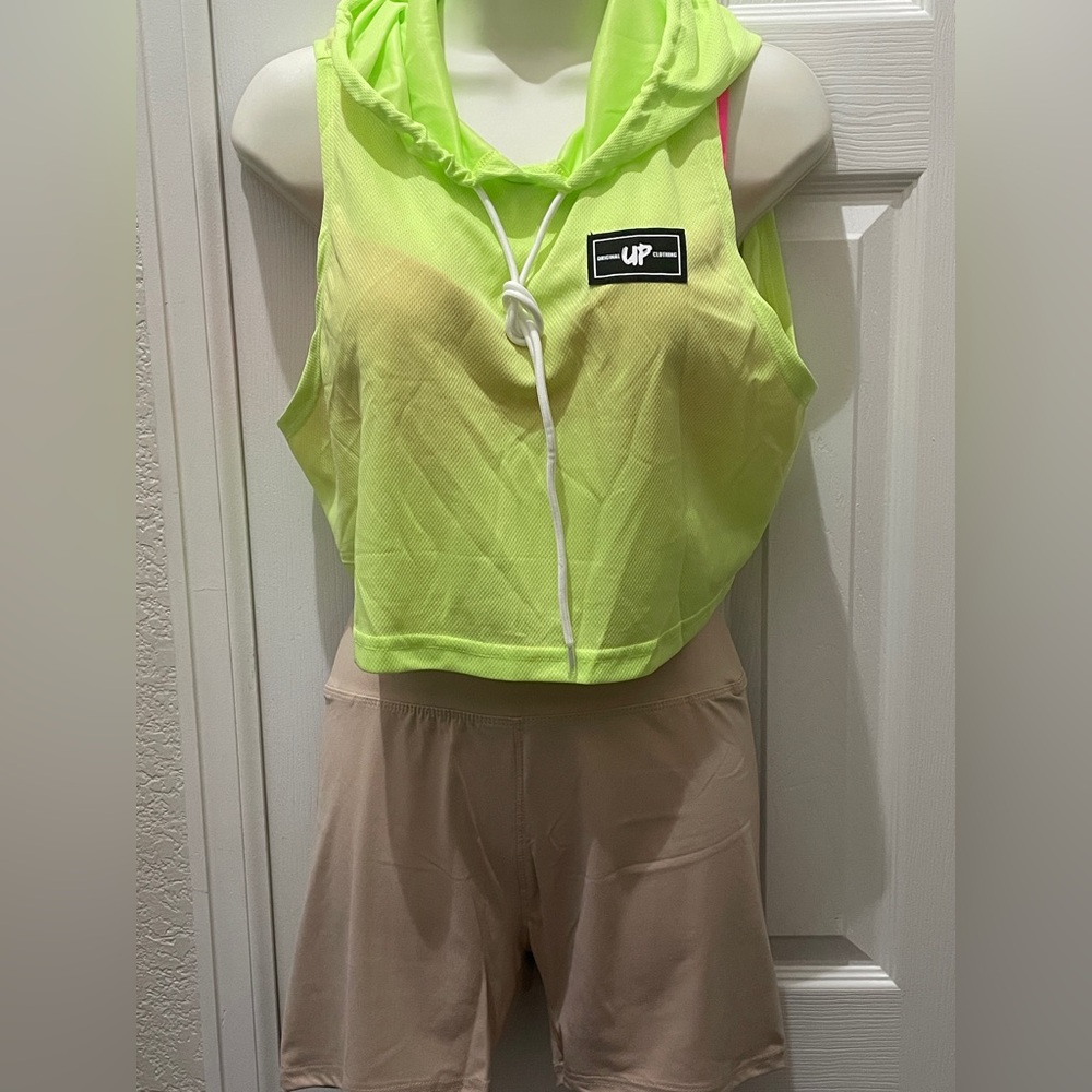 🦋Ladies crop top hoodies 🆕 great for workouts.
Comfy and cute. Neon colors